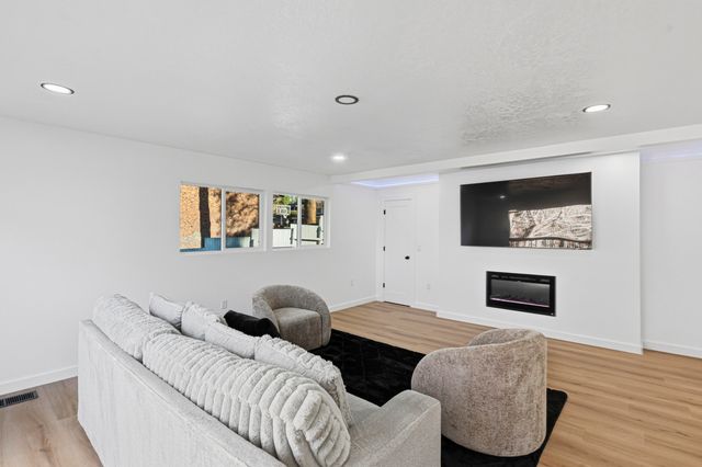 811 Lamp Post Circle SE, Albuquerque, NM 87123