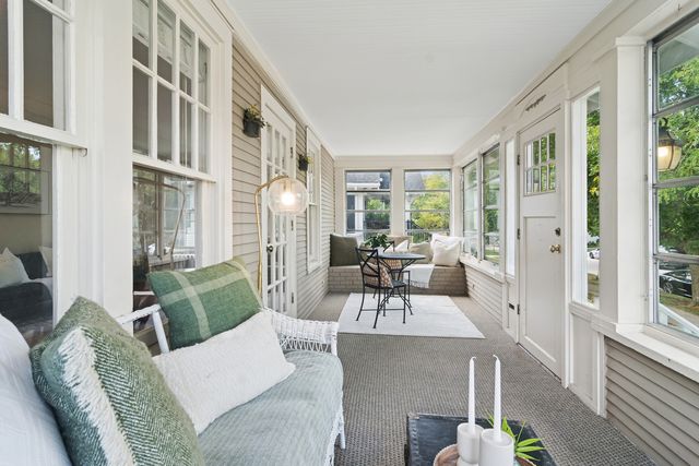 221 Coolidge Avenue, Barrington, IL 60010