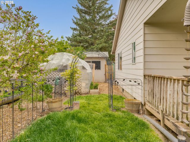 2024 Ne POYNTER St, Hillsboro, OR 97124