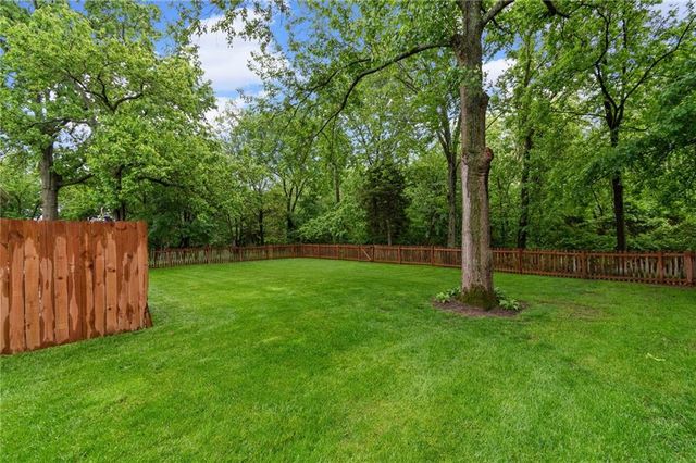 417 NW Cottonwood Drive, Lee's Summit, MO 64064