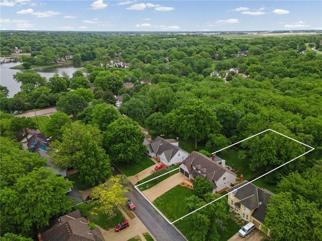 417 NW Cottonwood Drive, Lee's Summit, MO 64064