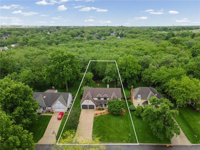 417 NW Cottonwood Drive, Lee's Summit, MO 64064