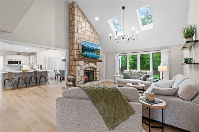 417 NW Cottonwood Drive, Lee's Summit, MO 64064
