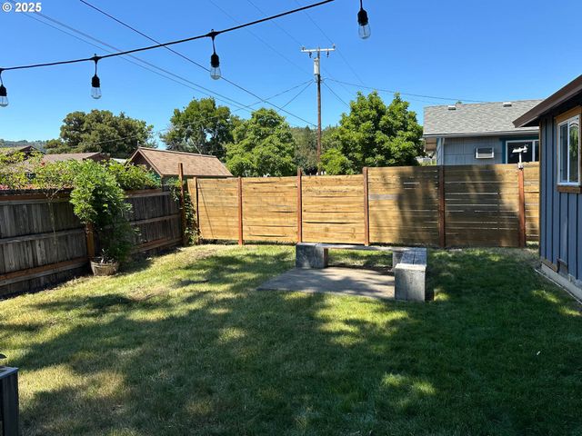 3034 PORTER St, Roseburg, OR 97470
