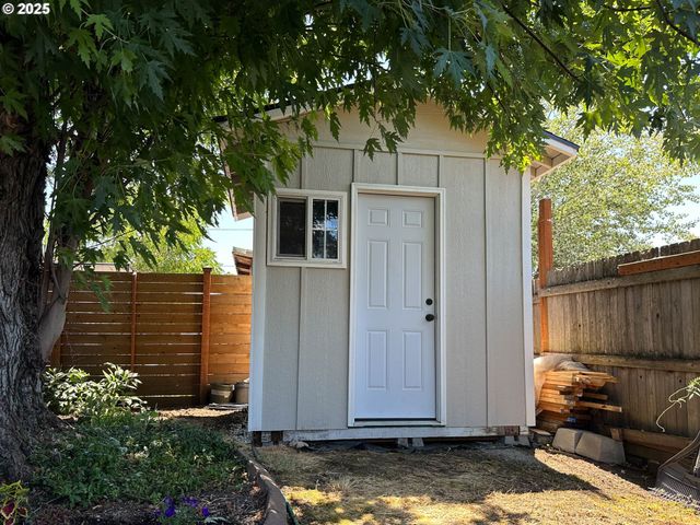3034 PORTER St, Roseburg, OR 97470