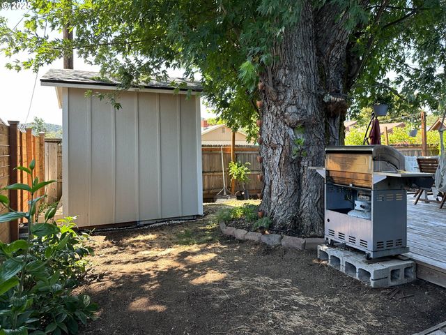 3034 PORTER St, Roseburg, OR 97470