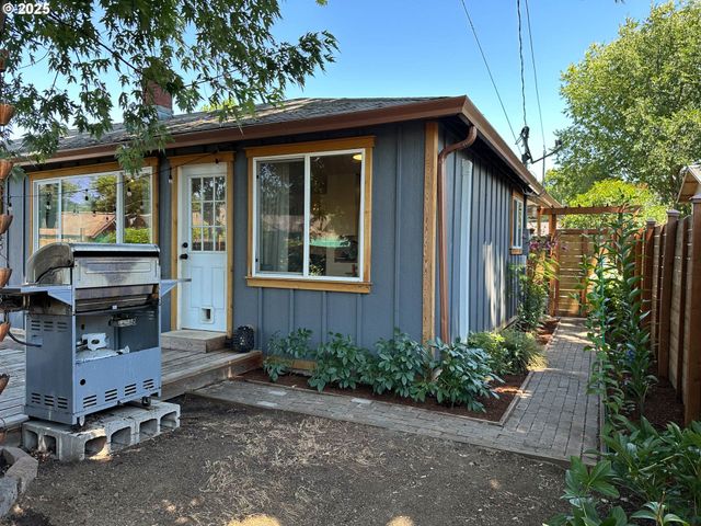 3034 PORTER St, Roseburg, OR 97470