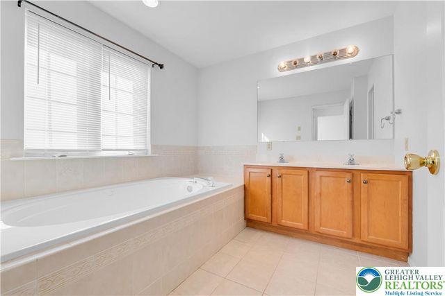 8376 Scenic View Drive, Upper Macungie Twp, PA 18031