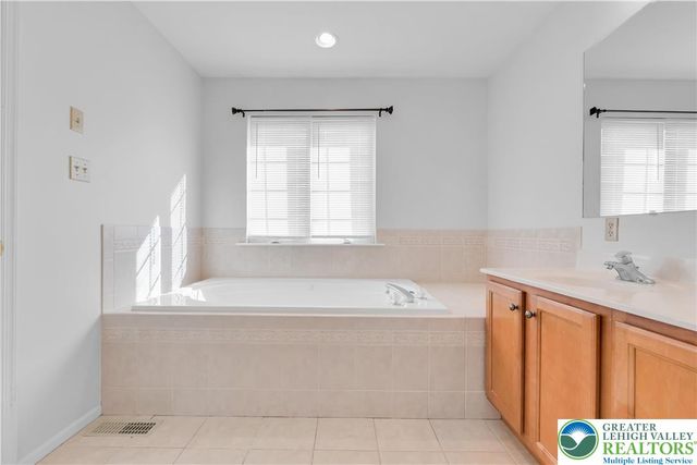 8376 Scenic View Drive, Upper Macungie Twp, PA 18031