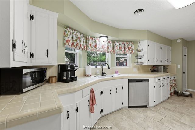 2507 Willow Bend Drive, Bryan, TX 77802