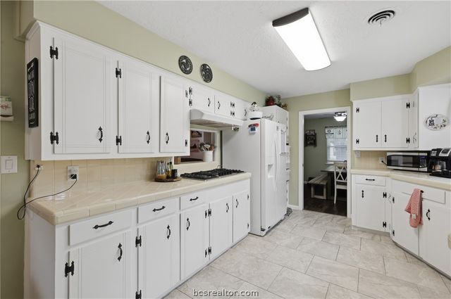 2507 Willow Bend Drive, Bryan, TX 77802