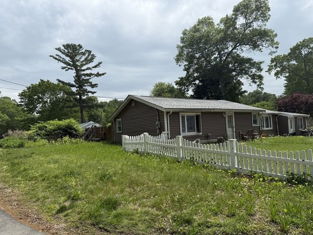 43 Buttonwood Rd, Halifax, MA 02338