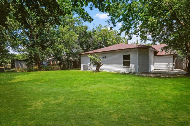 305 Hensley Drive, Grand Prairie, TX 75050