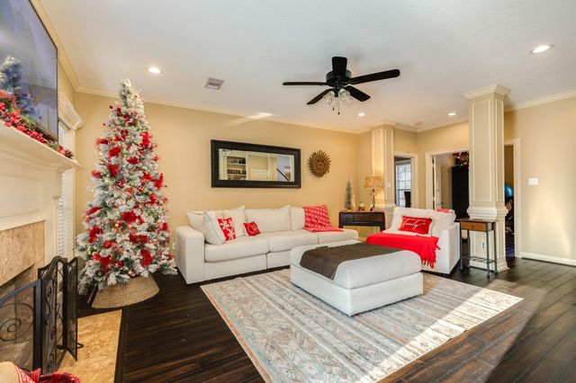 102 Silver Lace Street, Lake Jackson, TX 77566