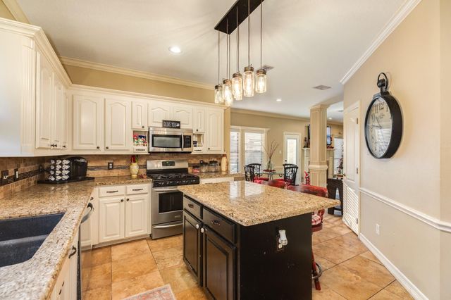 102 Silver Lace Street, Lake Jackson, TX 77566