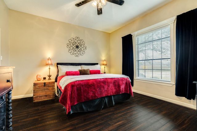 102 Silver Lace Street, Lake Jackson, TX 77566