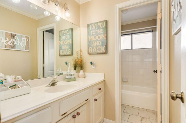 102 Silver Lace Street, Lake Jackson, TX 77566