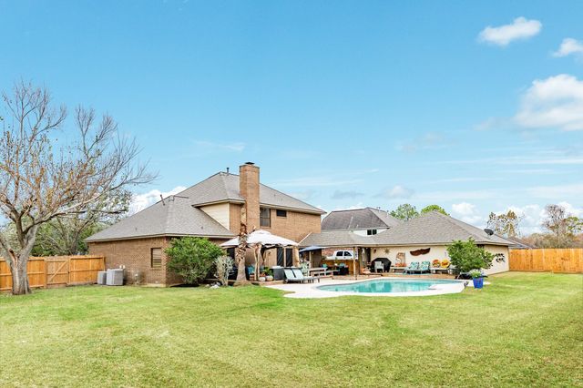 102 Silver Lace Street, Lake Jackson, TX 77566