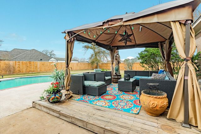 102 Silver Lace Street, Lake Jackson, TX 77566