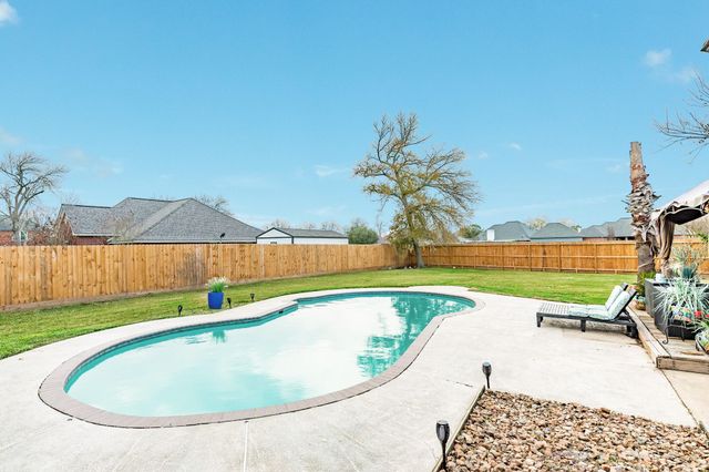 102 Silver Lace Street, Lake Jackson, TX 77566