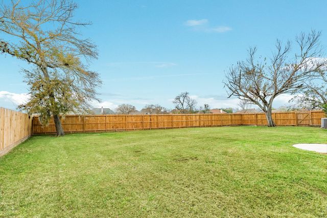 102 Silver Lace Street, Lake Jackson, TX 77566