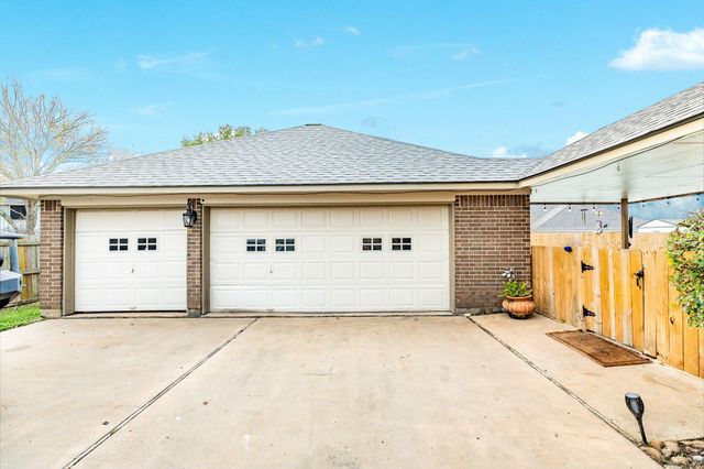 102 Silver Lace Street, Lake Jackson, TX 77566