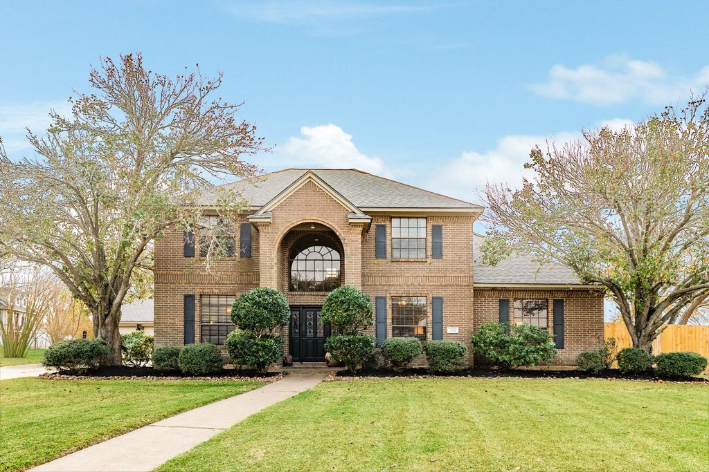 102 Silver Lace Street, Lake Jackson, TX 77566