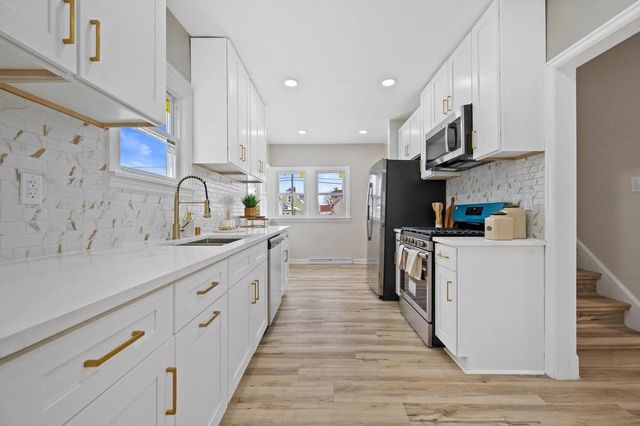 3525 S 19th STREET, Milwaukee, WI 53221