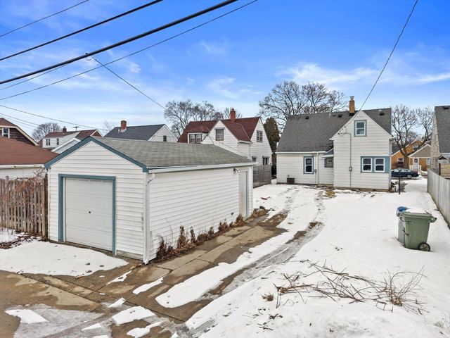 3525 S 19th STREET, Milwaukee, WI 53221