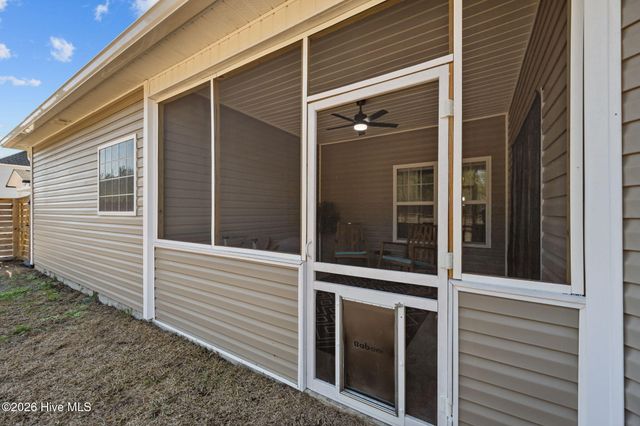 587 Appalachian Trail S, Jacksonville, NC 28546