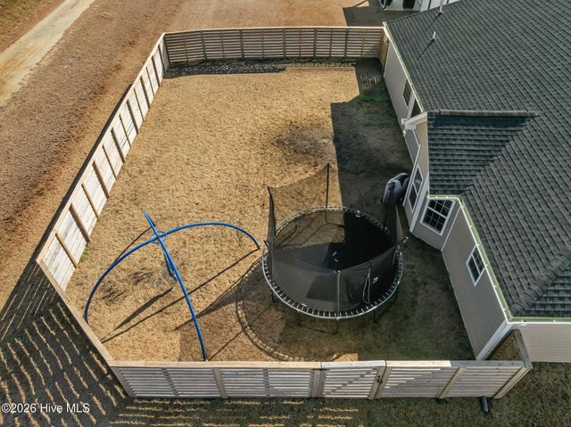 587 Appalachian Trail S, Jacksonville, NC 28546