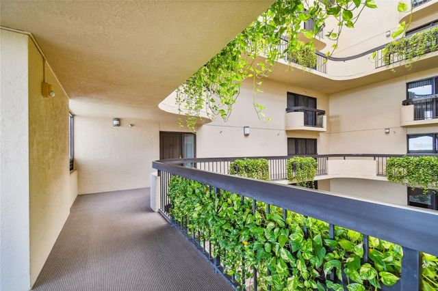 2413 BAYSHORE BOULEVARD 2001, Tampa, FL 33629