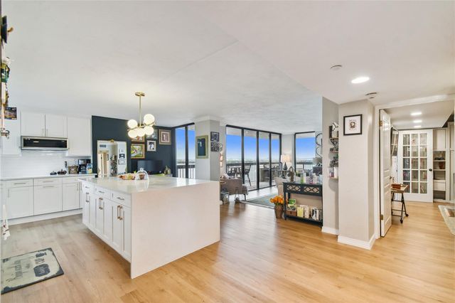 2413 BAYSHORE BOULEVARD 2001, Tampa, FL 33629