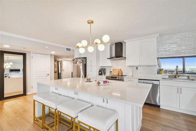 2413 BAYSHORE BOULEVARD 2001, Tampa, FL 33629