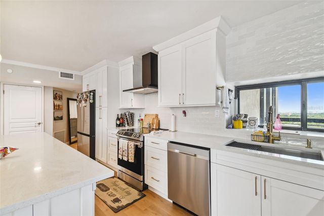 2413 BAYSHORE BOULEVARD 2001, Tampa, FL 33629