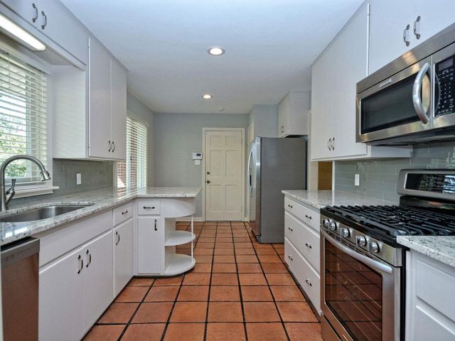2600 Twin Oaks DR, Austin, TX 78757