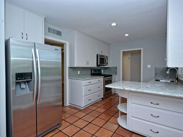 2600 Twin Oaks DR, Austin, TX 78757