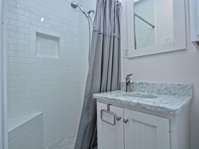 2600 Twin Oaks DR, Austin, TX 78757