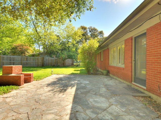 2600 Twin Oaks DR, Austin, TX 78757