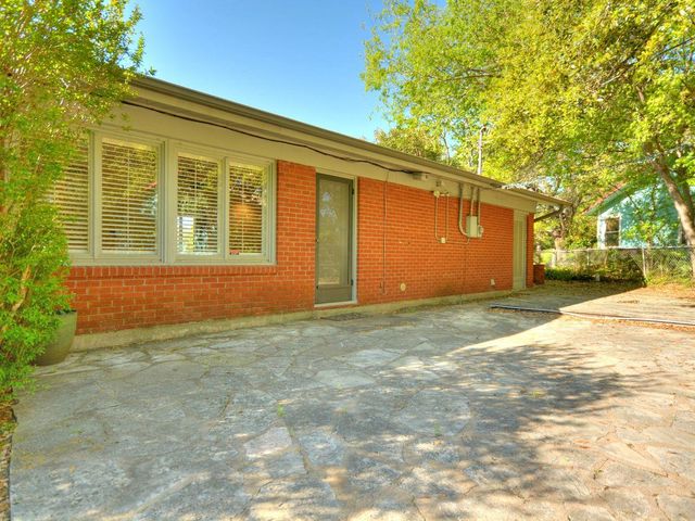 2600 Twin Oaks DR, Austin, TX 78757