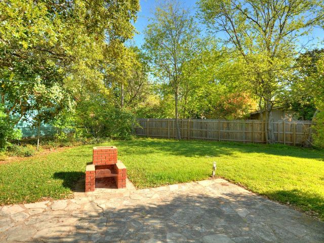 2600 Twin Oaks DR, Austin, TX 78757