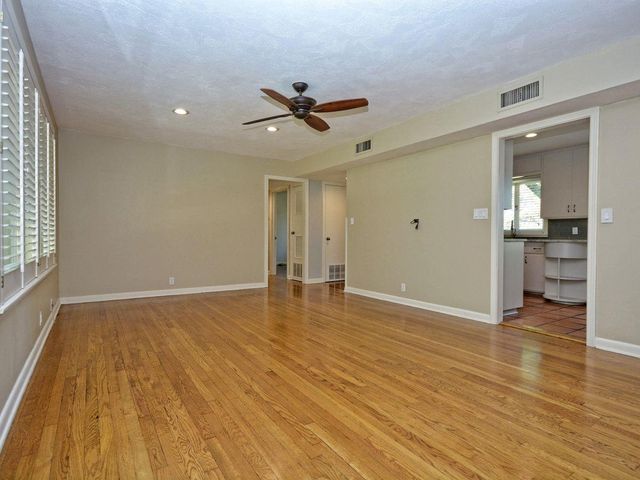 2600 Twin Oaks DR, Austin, TX 78757