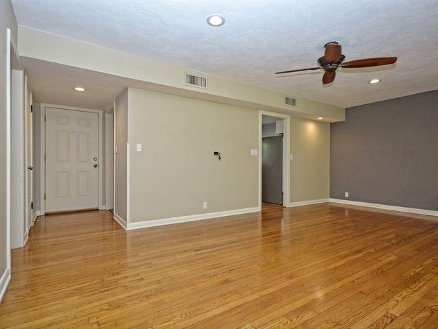 2600 Twin Oaks DR, Austin, TX 78757