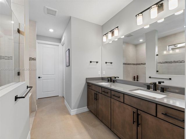 4460 Waterside Dr, Oakland Park, FL 33309