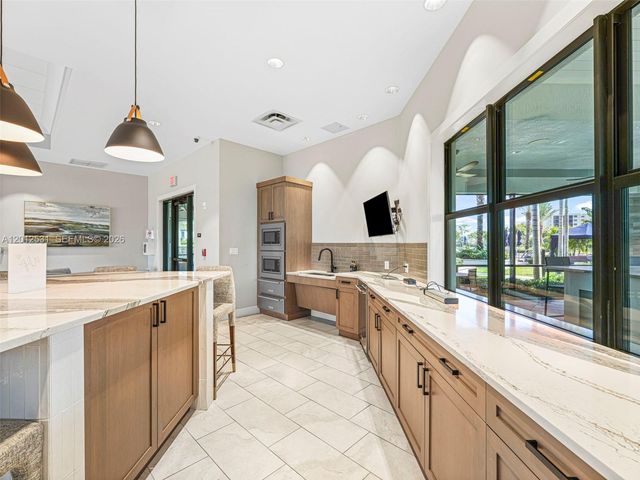 4460 Waterside Dr, Oakland Park, FL 33309