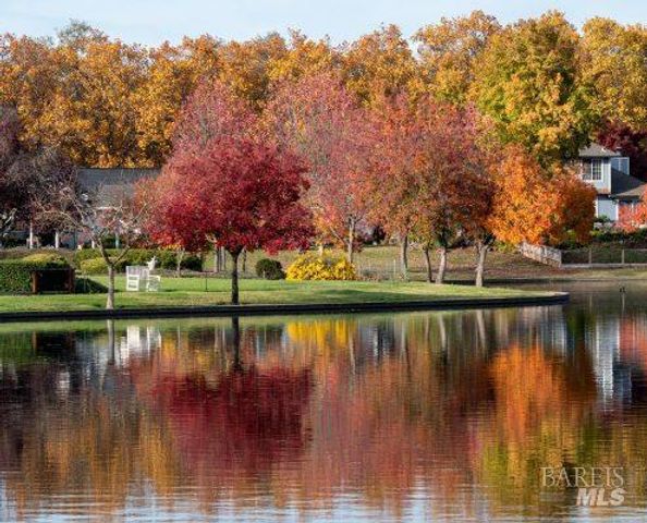 9211 Lakewood Dr, Windsor, CA 95492