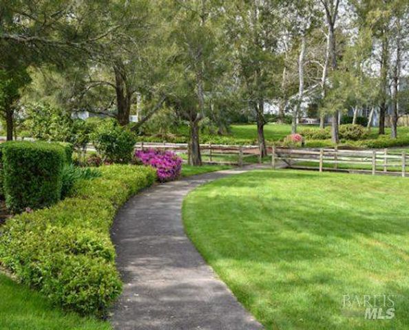 9211 Lakewood Dr, Windsor, CA 95492