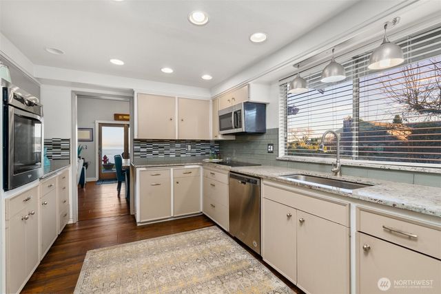 7065 Grandview Place, Gig Harbor, WA 98335