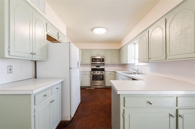 8720 Lakeaire Drive, Oklahoma City, OK 73132