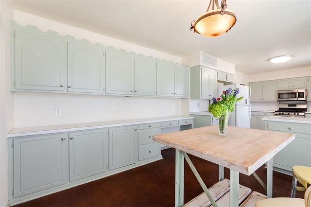 8720 Lakeaire Drive, Oklahoma City, OK 73132